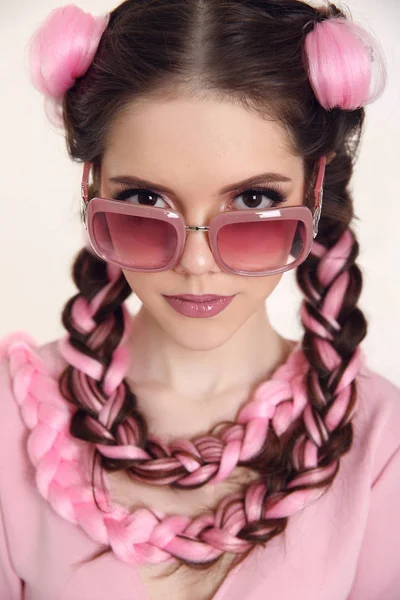 Brünette teen girl mit zwei französisch zöpfe aus rosa kanekalon, f — Stockfoto