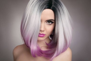 Ombre bob saç modeli sarışın kız portre. Mor makyaj. Güzel