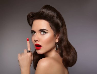 Kadın kırmızı dudakları ve sürpriz ve şok tırnak. Retro brunet