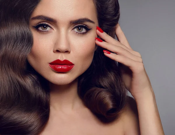 Maquillaje Belleza Retrato Mujer Elegante Con Labios Rojos Uñas Cuidadas —  Fotos de Stock