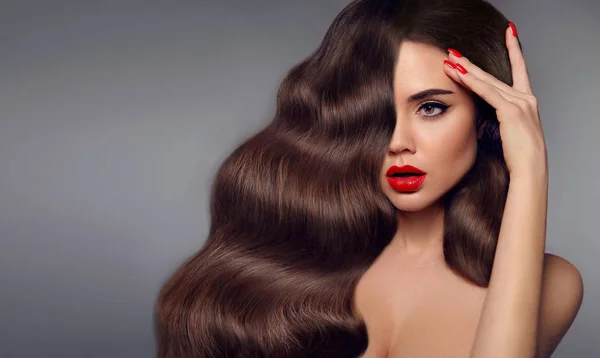 Retrato de menina de cabelo de beleza. Maquiagem lábios vermelhos, unhas de manicure e h — Fotografia de Stock