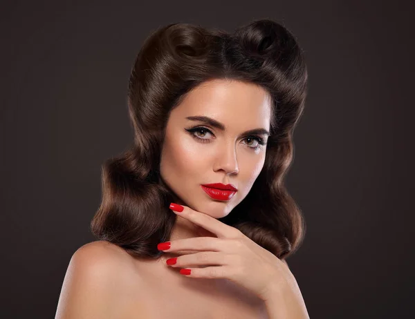 붉은 입술 화장과 매니큐어 손톱입니다. 레트로 여자 초상화입니다. Beauti — 스톡 사진