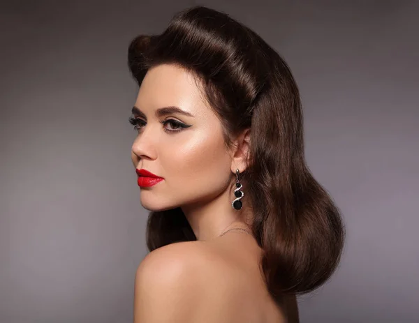 Retro-Frauenporträt. elegante Brünette mit roten Lippen Make-up und — Stockfoto