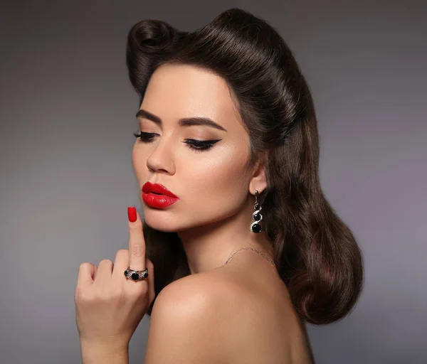 Beauty Make-up. Modeschmuck für Frauen. Retro-Frauenporträt mit — Stockfoto