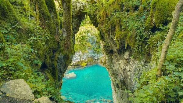 Porta dei desideri, Mrtvica fiume Canyon Montenegro Wild Beauty . — Foto Stock