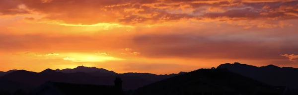 Góry Sunset Ridge. Panorama niebo zachmurzony wschód słońca tło. — Zdjęcie stockowe