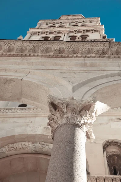 Buitenzijde gevel van publiek landmark Diocletian's Palace, Split, — Stockfoto