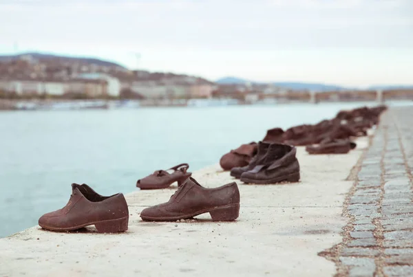 Chaussures Mémorial sur la rive du Danube. Mémorial sur remblai Budap — Photo