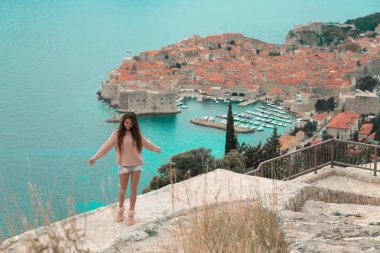 Esmer kız turistik gezi ben Dağ bakış açısı ziyaret