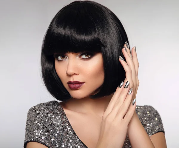 Coiffure de bob noir. Beauté Maquillage, Argent manucuré ongle vernis — Photo