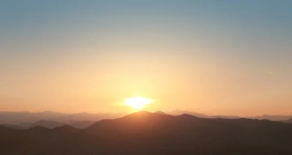 Zachód słońca nad grzbiet góry krajobraz panoramaic. Sunrise natu — Zdjęcie stockowe