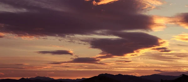 Zachód słońca nad grzbiet góry krajobraz panoramaic. Wschód słońca nad — Zdjęcie stockowe