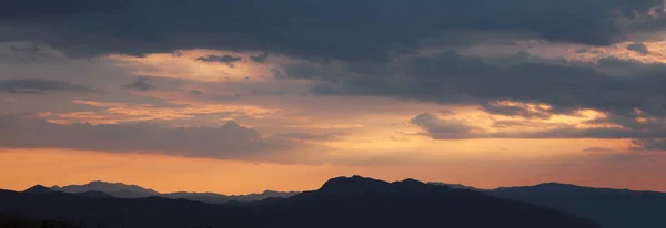 Zachód słońca nad grzbiet góry krajobraz panoramaic. Wschód słońca nad — Zdjęcie stockowe