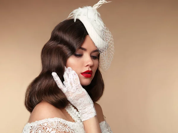 Elegante ritratto donna in cappello retrò. pin up ragazza indossa in perle — Foto Stock