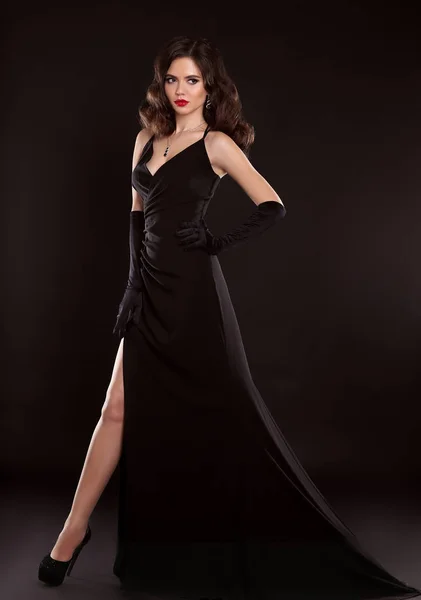 黒のドレスでエレガントな女性。豪華な wo のファッション スタジオ写真 — ストック写真