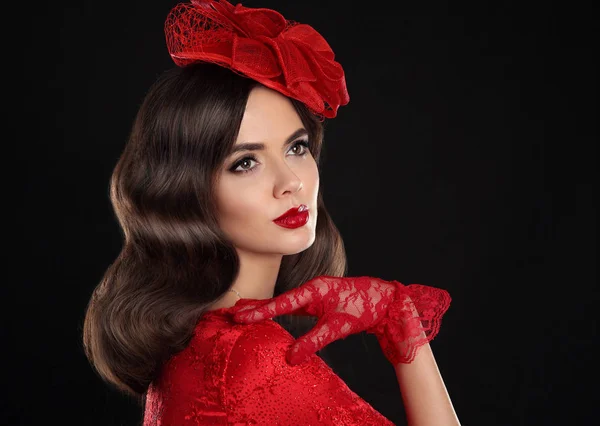 Retrô Mulher Retrato. Vintage estilo menina vestindo vermelho moda chapéu — Fotografia de Stock