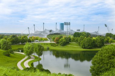 Münih, Bavyera, Almanya, Olympiapark üzerinden görünüm. Yeşil park