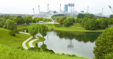 Münih, Bavyera, Almanya, Olympiapark üzerinden görünüm. Yeşil park