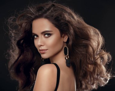 Seksi esmer. L ile muhteşem seksi kadın moda portre