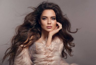Moda stüdyo uzun h ile muhteşem seksi esmer kadın fotoğrafı