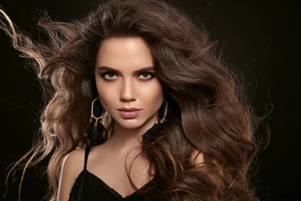 Schoonheid Fashion Portret van prachtige sexy brunette vrouw met lon — Stockfoto