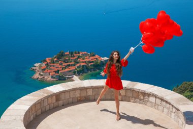 Budva, Mo Sveti Stefan Adası üzerinde Kırmızı elbiseli romantik kız