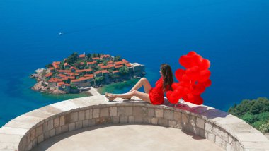 Romantik kız Kırmızı elbiseli Bu Sveti Stefan Adası gezi
