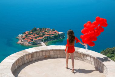 Budva, Mo Sveti Stefan Adası üzerinde Kırmızı elbiseli romantik kız