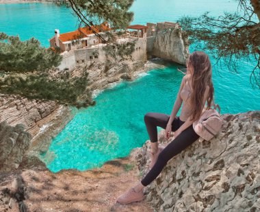 Turist kız ziyaret Karadağ. Eski Vene gezi Gezgin