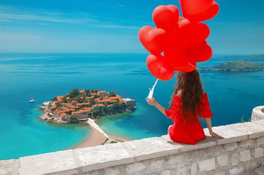 Budva, Mo Sveti Stefan Adası üzerinde Kırmızı elbiseli romantik kız
