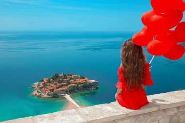 Budva, Mo Sveti Stefan Adası üzerinde Kırmızı elbiseli romantik kız