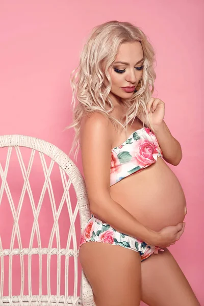 Gelukkig mooi blond zwanger vrouw verwachten moederschap knuffelen — Stockfoto