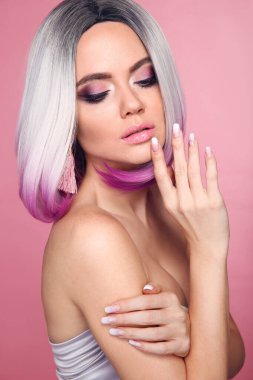 Ombre Bob kısa saç stili. Güzel saç boyacı kadın. Manikürlü tırnaklar. Göz makyajı. Moda saç kesimi. Pembe arka planda, kısa, parlak saç kesimleri olan sarışın bir manken. Güzellik Salonu.
