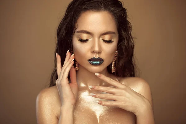 Chica Alta Moda Modelo Metálico Mujer Dorada Con Brillantes Labios — Foto de Stock