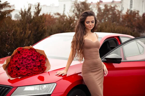 Hermosa Mujer Sexy Con Ramo Rosas Flores Capó Posando Por — Foto de Stock