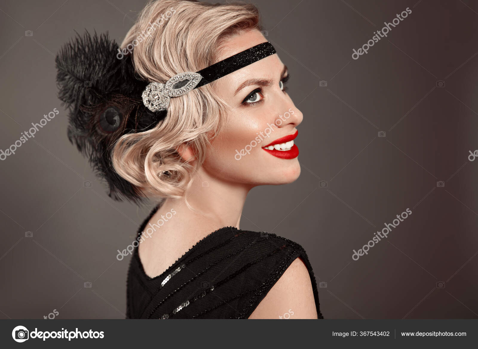 Retrato de uma linda mulher com um penteado de estilo vintage e joias foto  de stock