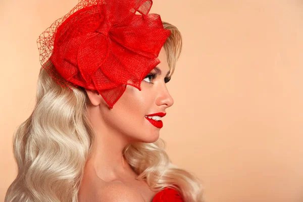 Hermosa Mujer Elegante Con Labios Rojos Sombrero Moda Sonriendo Aislado — Foto de Stock