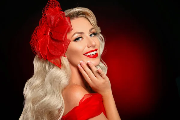 Skönhetssmink Röda Läppar Och Leende Retro Kvinna Hatt Mode Glamour — Stockfoto
