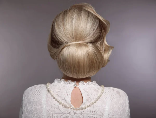 Düğün Saç Stili Retro Kadın Portresi Parlak Dalgalı Kıvırcık Saçlı — Stok fotoğraf