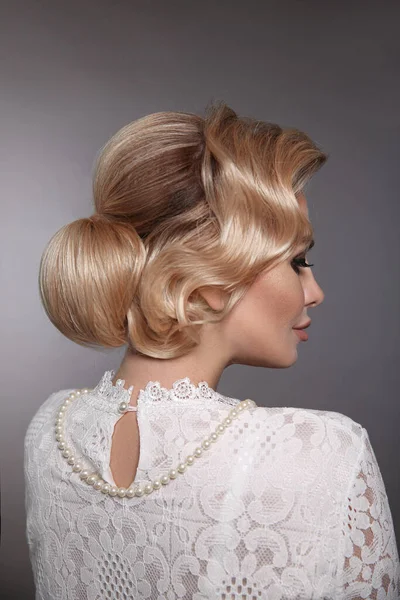 Penteado Casamento Retrato Mulher Retrô Com Cabelo Feixe Ondulado Brilhante — Fotografia de Stock