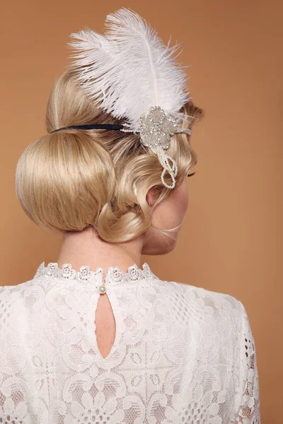 Estilo Gatsby Retrato Mujer Retro Con Peinado Ondulado Brillante Pluma — Foto de Stock