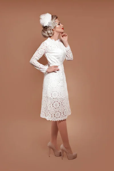 Elegante Dama Boda Vestido Blanco Con Peinado Retro Posando Aislado — Foto de Stock