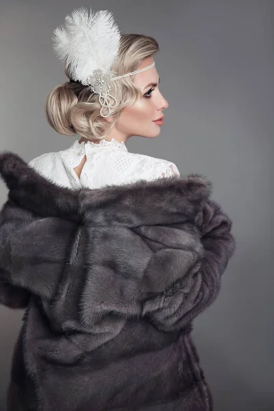 Elegancka Moda Retro Kobieta Niebieskim Futerku Mink Piękne Luksusowe Zimowe — Zdjęcie stockowe