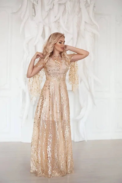 Erstaunlich Luxuriöse Elegante Frau Stilvollem Goldenem Partykleid Posiert Vor Weißen — Stockfoto