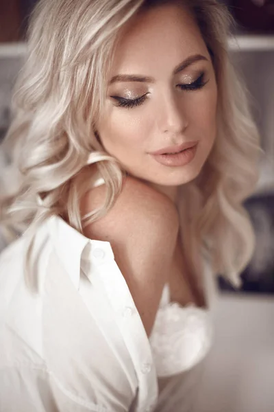 Свадебный Макияж Сексуальный Портрет Невесты Блондинки Белой Рубашке Нижнем Белье — стоковое фото