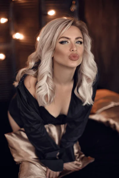 Sexy Blonde Vrouw Portret Zwart Shirt Lingerie Mooi Mode Blond — Stockfoto