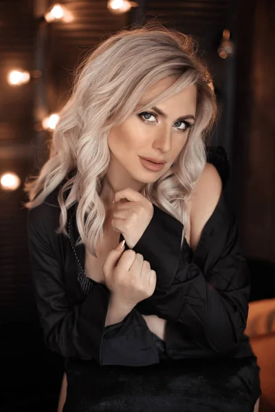 Fryzura Piękna Blondynka Pozująca Czarnej Koszuli Modny Model Blondynki Nad — Zdjęcie stockowe