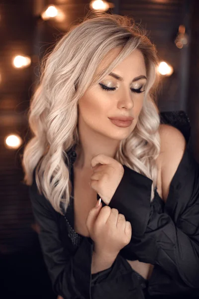 Frisur Schöne Blonde Frau Porträt Posiert Schwarzem Hemd Modische Blonde — Stockfoto