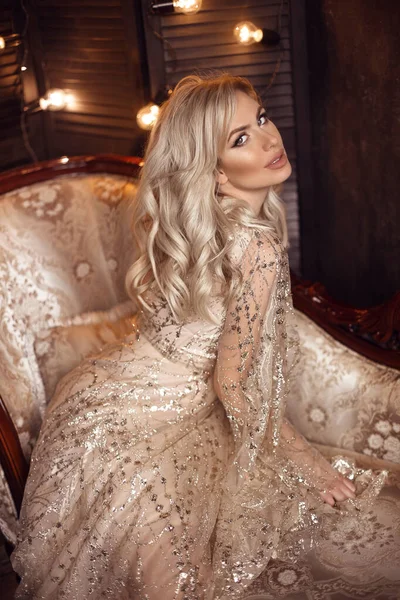 Élégante Femme Blonde Robe Beige Posant Sur Canapé Luxe Intérieur — Photo