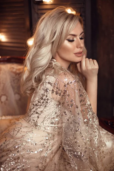 Elegantní Blond Žena Béžových Šatech Pózuje Luxusní Pohovce Královském Interiéru — Stock fotografie